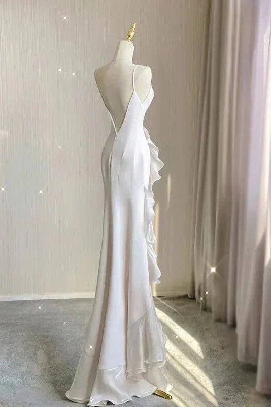 Vestido de fiesta de sirena con tirantes finos, volantes y espalda descubierta